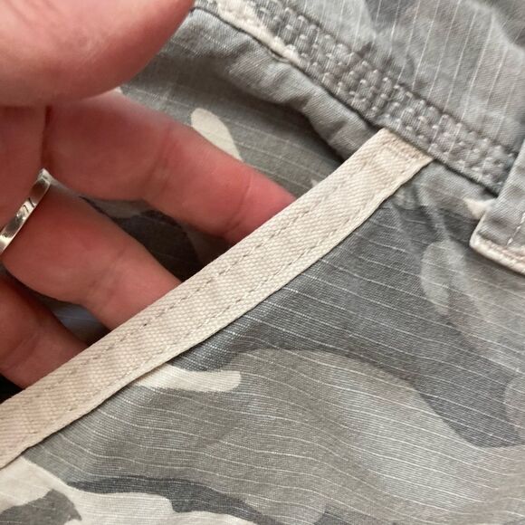 Carhartt camo relaxed crop pants w/ cargo pockets - Picture 5 of 13